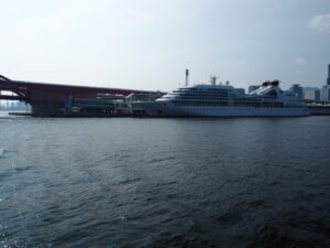 kobe-harbor-cruise-ship.jpg